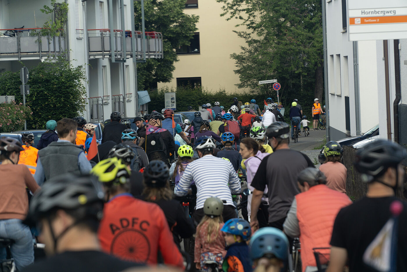 viel los in der Lengenfeldstraße