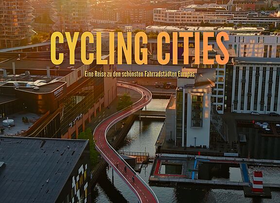 Plakat Film Cycling Cities. Titel in gelb im Vordergrund. Im Hintergrund ein Foto der Beücke "Fahrradschlange" aus Kopenhagen