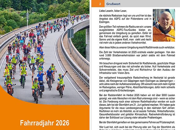 Titelbild des Fahrradjahres 2026 im Kreis Esslingen. Auf dem Foto sieht man radelnde, die über eine Brücke fahren. Auf der rechten Seite ist verpixelt die erste Seite des Programmhefts zu sehen