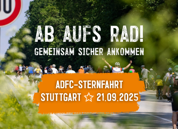 Eine Gruppe Radelnder. Im ADFC-Design steht "Ab aufs Rad! Gemeinsam sicher ankommen ADFC Sternfahrt Stuttgart 21.09.2025" auf dem Bild
