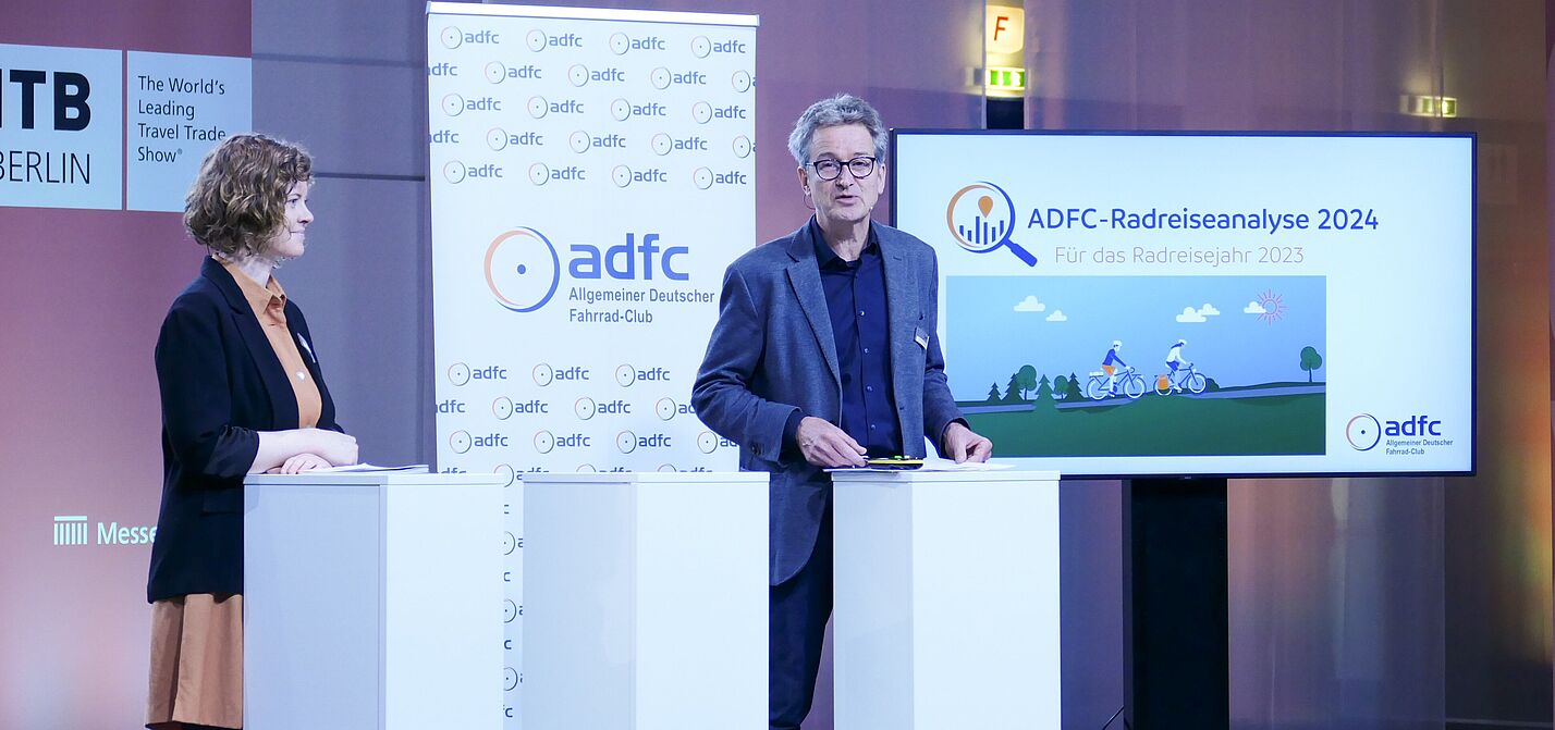 Präsentation der ADFC-Radreiseanalyse 2024 mit ADFC-Tourismusexpertin Konstanze Meyer und ADFC-Tourismusvorstand Christian Tänzler. 