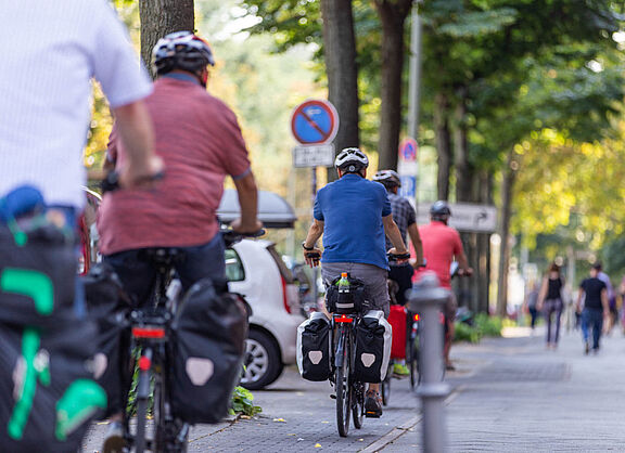 Berufsradler mit Helm in der Innenstadt